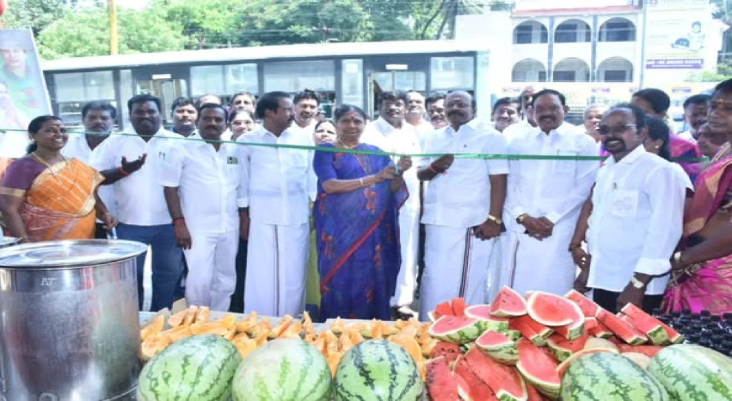 கோடையில் தாகம் தணிக்கும் சேவை: தாம்பரம் கிழக்கில் நீர்மோர் பந்தல் திறந்து வைத்து பொதுமக்களுக்கு பழங்கள் மற்றும் பானங்கள் வழங்கிய AIADMK நிர்வாகிகள்!