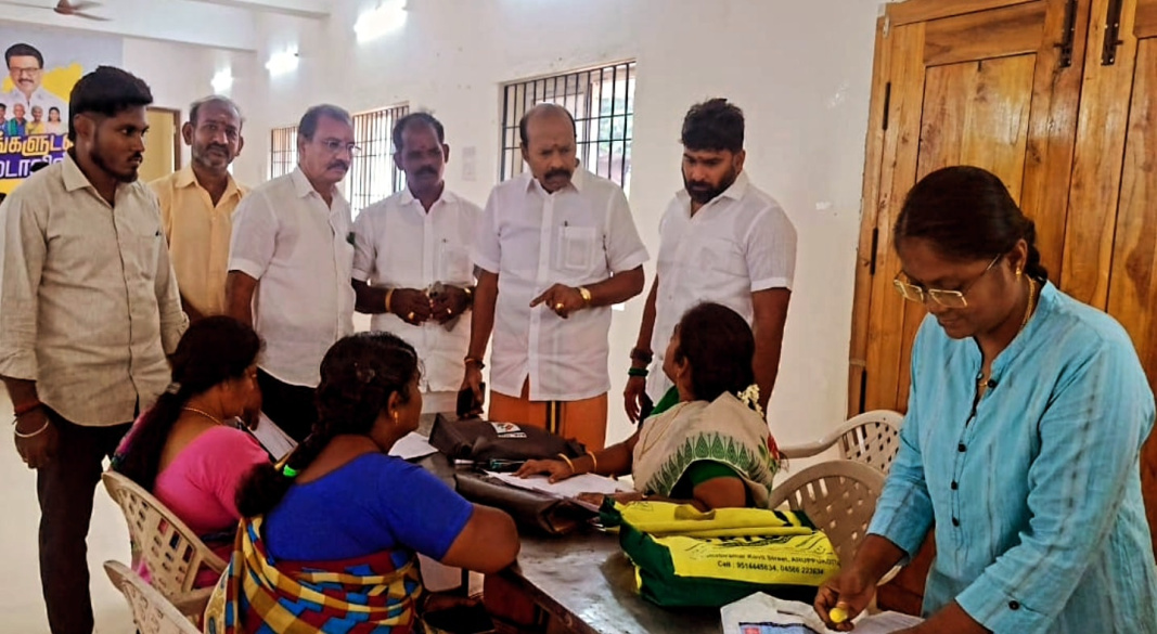 அகரம் தென் ஊராட்சியில் சமுதாய கூடத்தில் நடைபெறும் வாக்காளர் முகாமிற்கு சென்று பார்வையிட்ட தருணம்.