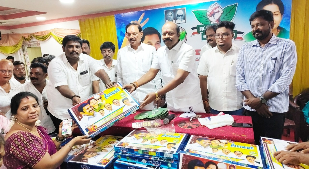 தீபாவளி மகிழ்வை பகிர்ந்த செங்கல்பட்டு மேற்கு மாவட்டம் கீழ்கட்டளை பகுதி கழகம் – பட்டாசு பாக்ஸ் வழங்கும் நிகழ்வு சிறப்பாக நடைபெற்றது