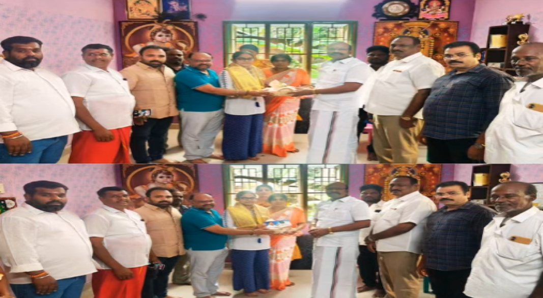 செங்கல்பட்டு மாவட்டத்தில் முதல் மதிப்பெண் 597/600  பெற்று சாதனை படைத்த மாணவி சாதனா அவர்களை நேரில் சந்தித்து பரிசு வழங்கி வாழ்த்து தெரிவித்த தருணம்...