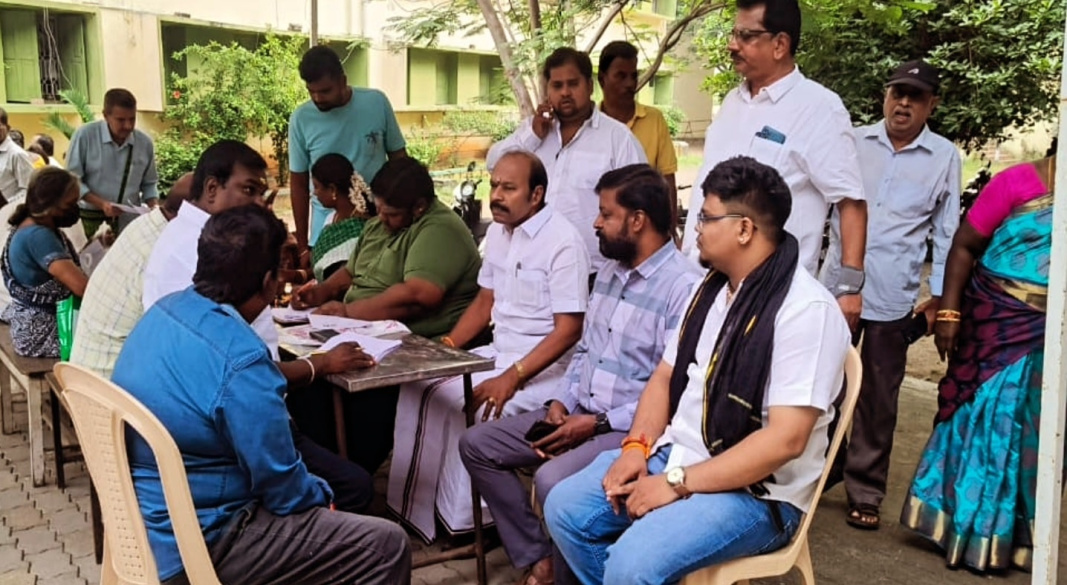 தாம்பரம் ஜெயகோபால் கரோடியா மேல்நிலைப் பள்ளியில் நடைபெறும் வாக்காளர் முகாமிற்கு சென்று பார்வையிட்ட தருணம்.