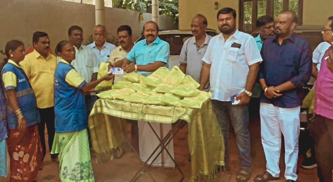 தாம்பரம் மாநகராட்சியில் பணிபுரியும் தூய்மை பணியாளர்களுக்கு தீபாவளி பரிசுகள் வழங்கப்பட்டது.