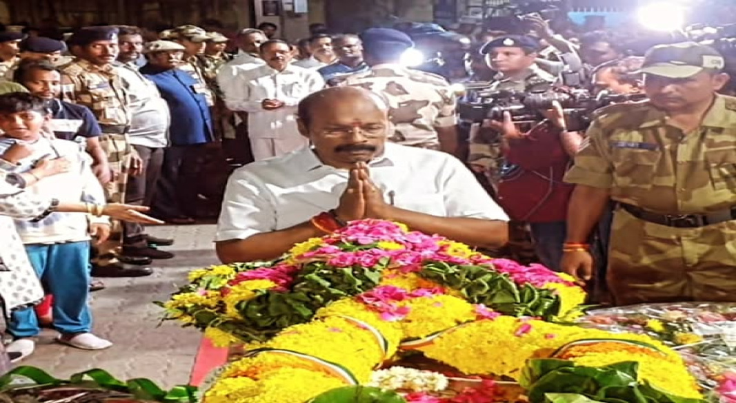 காஷ்மீர் தாக்குதலில் உயிரிழந்த நெல்லூர் பொறியாளரின் உடலுக்கு மலர் வளையம் வைத்து இறுதி மரியாதை செலுத்திய தருணம்.