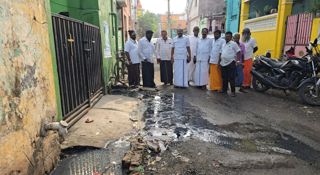 தாம்பரத்தில் கழிவுநீர் கசிவால் நோய் பரவும் அபாயம்: மக்கள் அவதி – முன்னாள் எம்.பி. சிட்லபாக்கம் ச. ராஜேந்திரன் நேரில் ஆய்வு