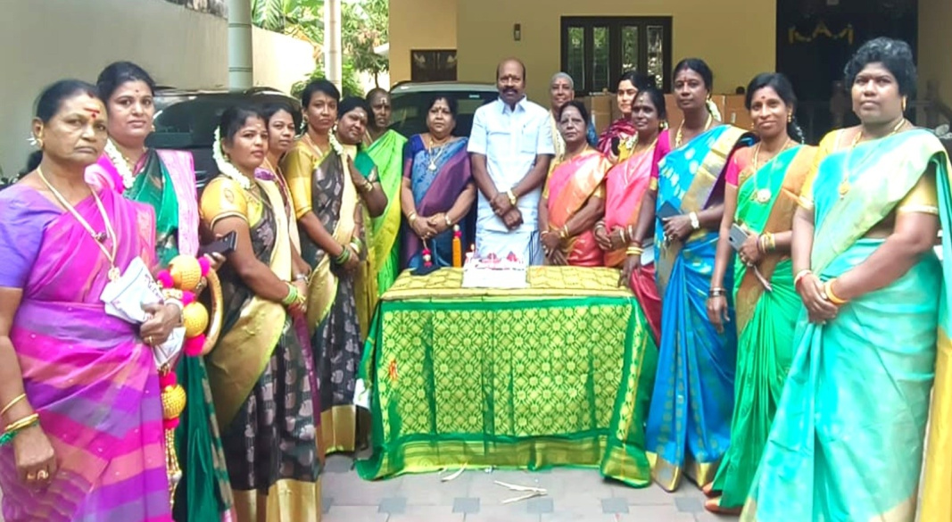 உலக மகளிர் தினத்தையொட்டி பெண்களுக்கு மனமார்ந்த நல்வாழ்த்துகள் தெரிவித்த இனிய தருணம்