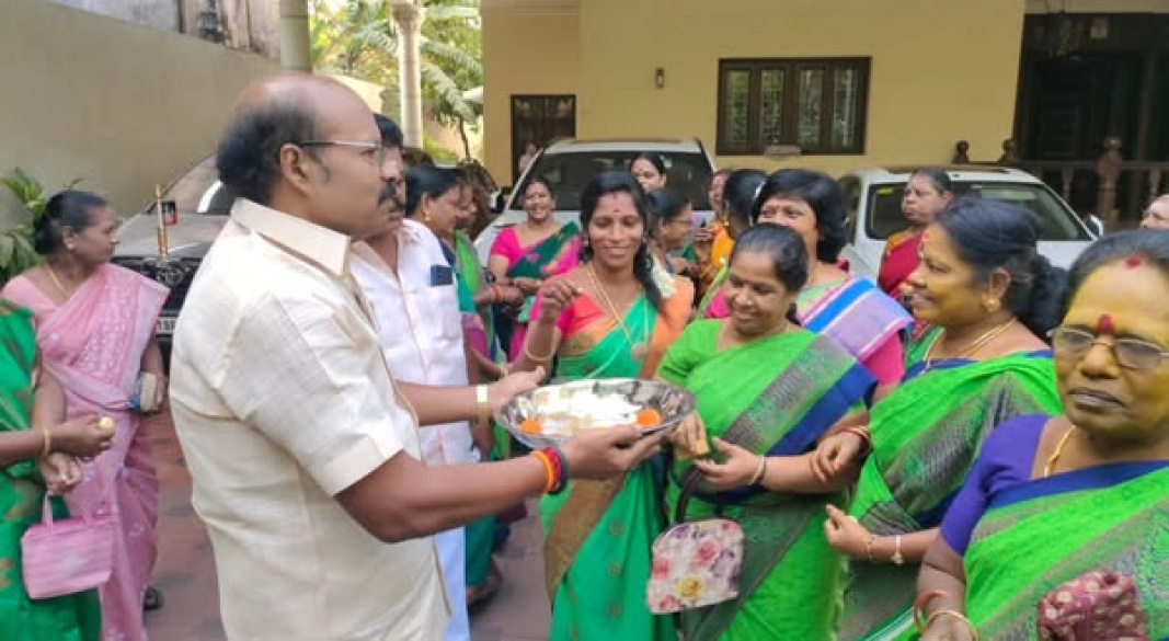 மகளிர் அனைவருக்கும் இனிய உலக மகளிர் தின நல்வாழ்த்துக்கள்.