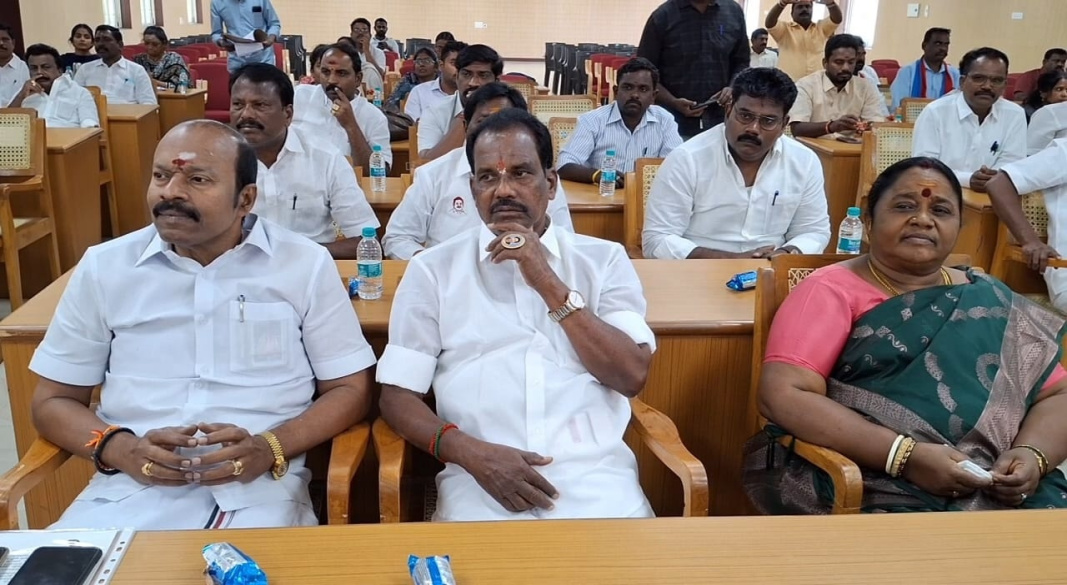 செங்கல்பட்டு மாவட்ட ஆட்சியர் அலுவலகத்தில் நடைபெற்ற அங்கீகரிக்கப்பட்ட அரசியல் கட்சிகளின் ஆலோசனைக் கூட்டத்தில் அதிமுக சார்பில் செங்கல்பட்டு மேற்கு மாவட்ட கழக நிர்வாகிகள் பங்கேற்பு