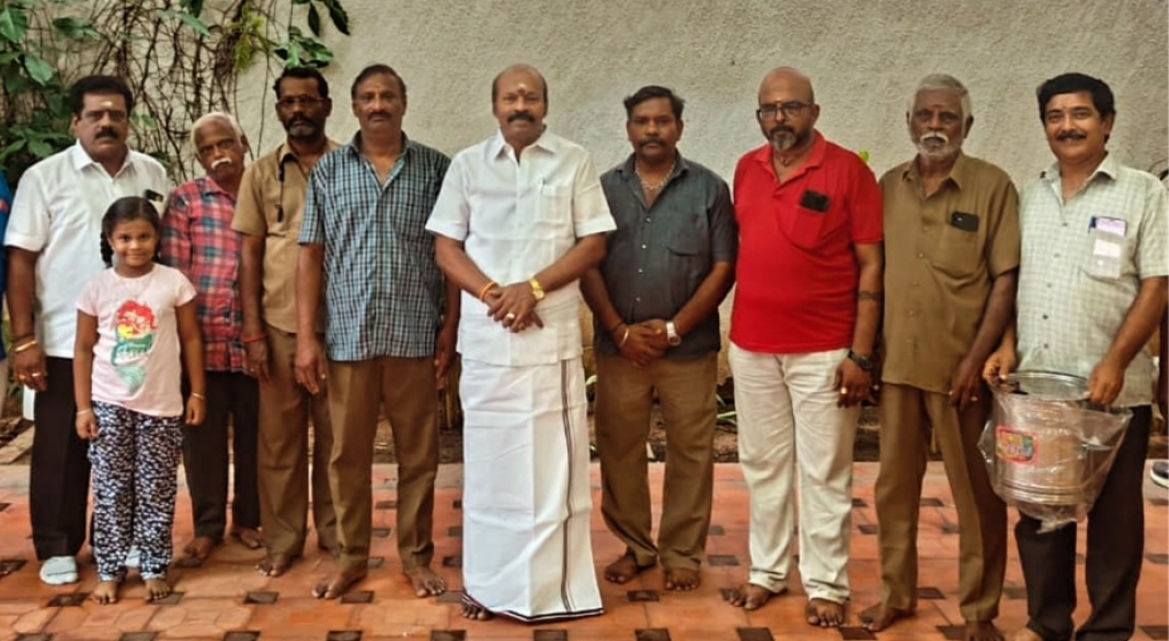 சிட்லப்பாக்கம் கங்கை அம்மன் கோயில் குளக்கரை ஆட்டோ ஸ்டாண்ட் ஓட்டுநர்களுக்கு ஆயுத பூஜை சிறப்பு பரிசுகள் வழங்கப்பட்டது