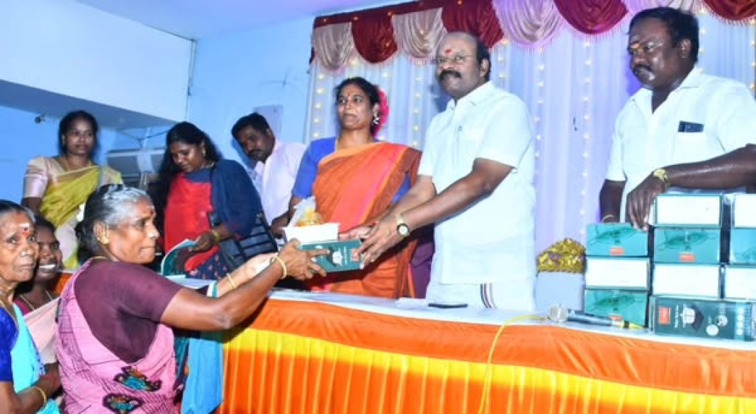 மகளிர் தின விழாவில் ஆயிரம் மகளிருக்கு ஹாட் பாக்ஸ் மற்றும் அறுசுவை உணவு வழங்கிய 66வது வார்டு மாமன்ற உறுப்பினர் திருமதி MJL.வாணி சுரேஷ் பாபு!