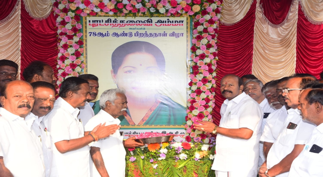 அம்மா 78வது பிறந்தநாள்: சுற்றுச்சூழல் பாதுகாப்புக்கு துணிப்பை வழங்கிய கழகம்