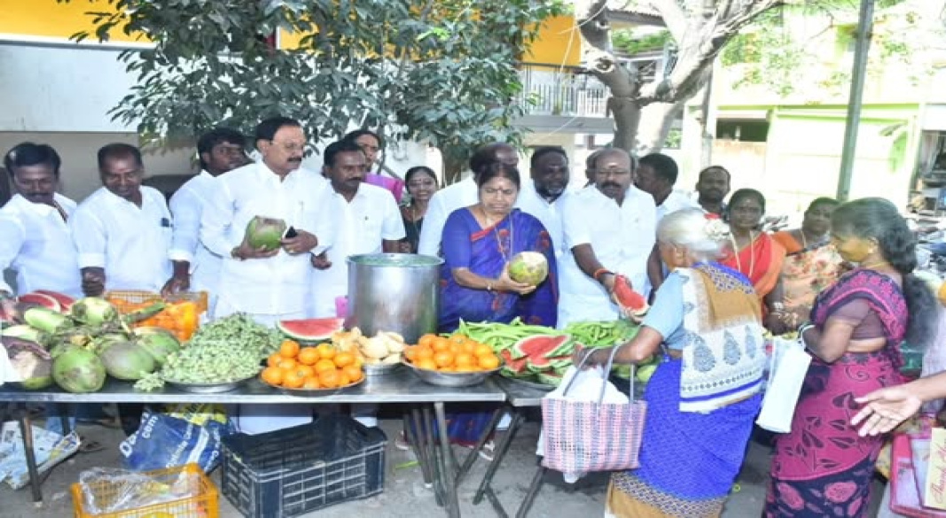 பொதுமக்களுக்கு கோடை நிவாரணம்: தாம்பரத்தில் AIADMK தலைவர்கள் வழங்கிய இளநீர் மற்றும் பழங்கள்!