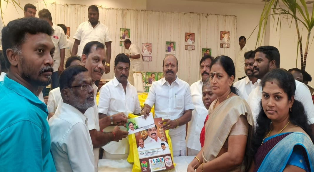 செங்கல்பட்டு மேற்கு மாவட்டம் மறைமலைநகர் நகர கழகம் சார்பில் பொங்கல் பரிசு வழங்கும் விழா சிறப்பாக நடைபெற்றது