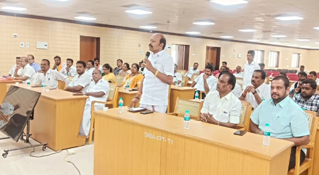 செங்கல்பட்டு ஆட்சியர் அலுவலகத்தில் வாக்காளர் பட்டியல் தீவிர திருத்தம்: கழக நிர்வாகிகள் பங்கேற்புடன் ஆலோசனைக் கூட்டம்