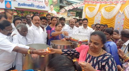 கோடை வெப்பத்தில் மக்கள் நலனுக்காக பல்லாவரத்தில் நீர்மோர், இளநீர், பழங்கள் வழங்கிய கழகத் தலைவர்கள்